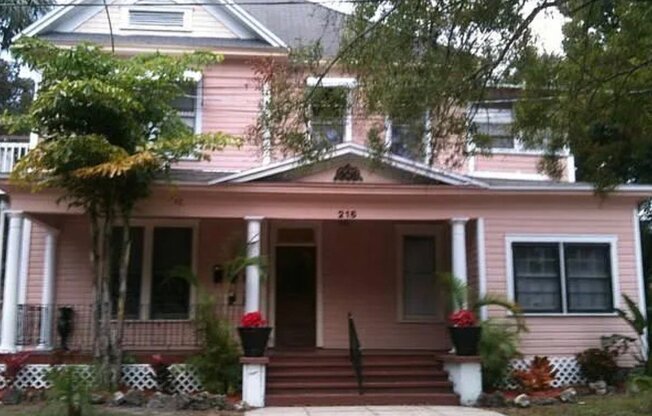 216 S CEDAR AVE