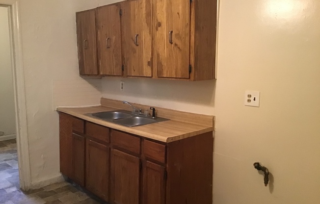 3 beds, 1 bath, $1,095