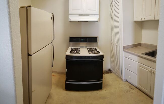 Studio, 1 bath, 380 sqft, $750, Unit 02