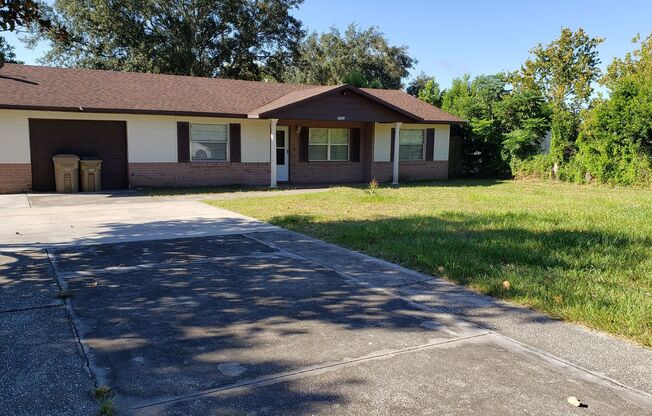 2 Bed, 2 bath minutes from downtown Mt Dora & Tavares.