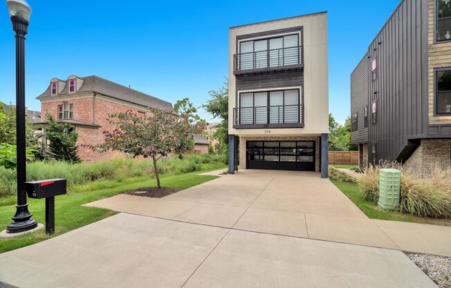 Like New Executive Townhome in Downtown Bentonville! 2 Blocks from the Momentary!