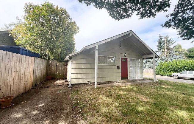 $500 off the first full months rent! Charming Home On a Nice Corner Lot in St. Johns!