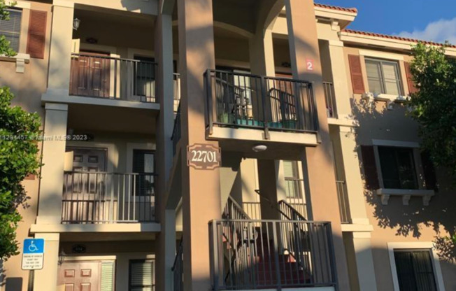 Live in this spacious 2 bedrooms, 2 full bathrooms unit in The Courts at Bayshore II