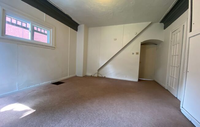 Large One Bedroom on Meyran Ave in Oakland! Amazing Carlow or University of Pitt Location!