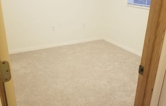 2 beds, 1 bath, 750 sqft, $1,375, Unit Bluff-7