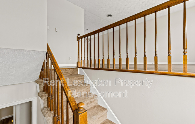 315 S EAGLE CRK DR