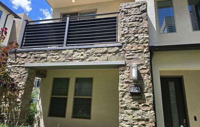 Breathtaking 4-bedroom, 3.5-bathroom townhouse in Northridge