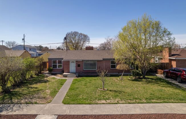 1032 W Cascade Ave