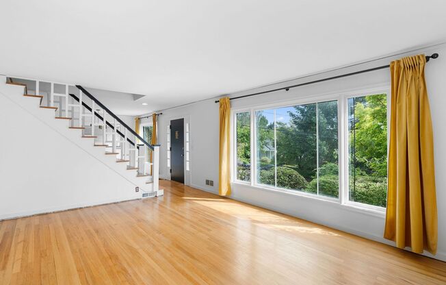 Sprawling 6 bed / 3.5 bath Home in Hillsdale w/ Patio & Large Yard