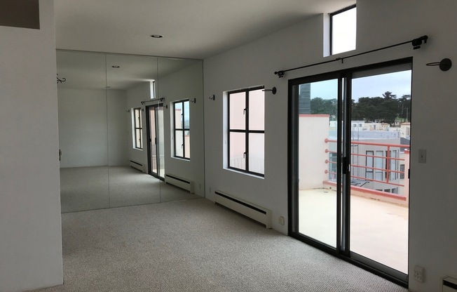 Studio w/Amazing Views, Walk-in Closet, Parking, Laundry On Site, A Must See!