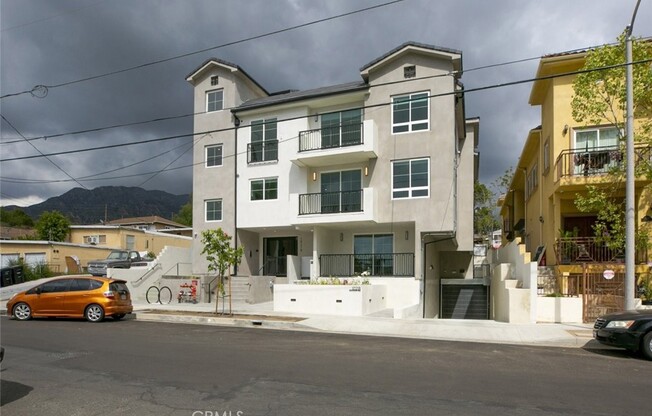 10218 FERNGLEN AVE
