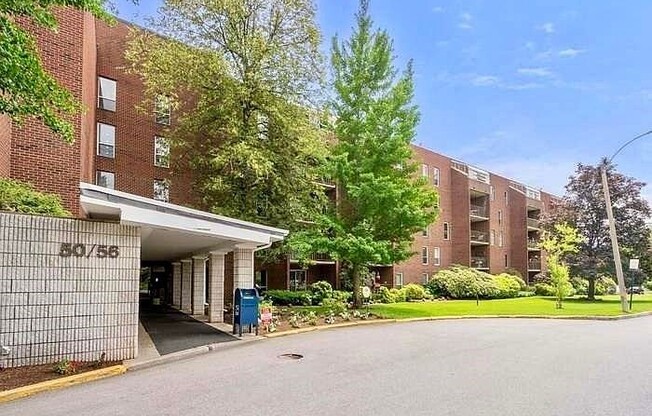 50 56 BROADLAWN