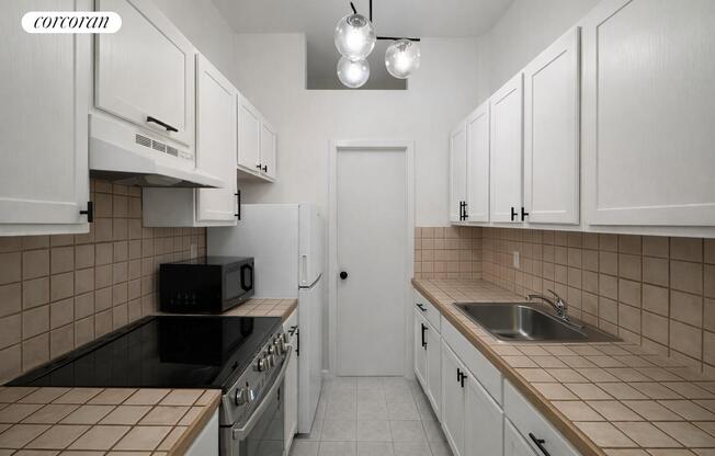 1 bed, 1 bath, $3,400, Unit 1FW