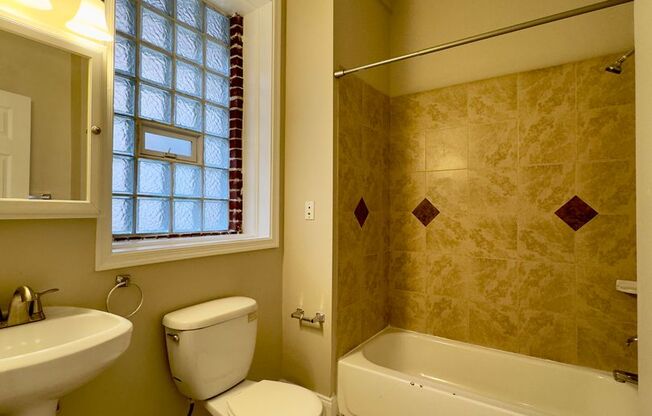 3 beds, 2 baths, $1,600, Unit 922 Whitelock -C1