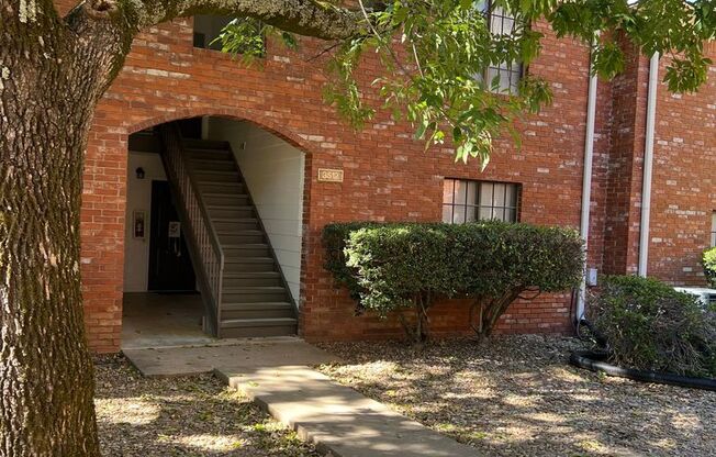 2 beds, 1.5 baths, 933 sqft, $935