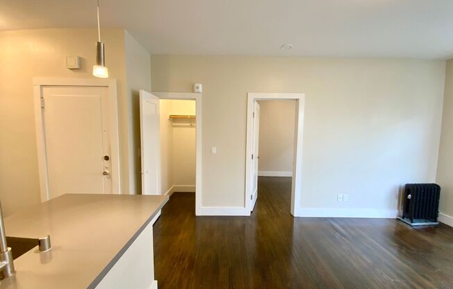 LUXURIOUS Marina 1BR. IN-UNIT LAUNDRY! DISHWASHER! HARDWOOD!