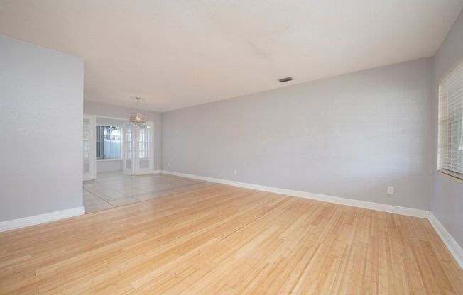 Cute 3/2 House with 2-Car Garage near Lake Underhill/Downtown Orlando