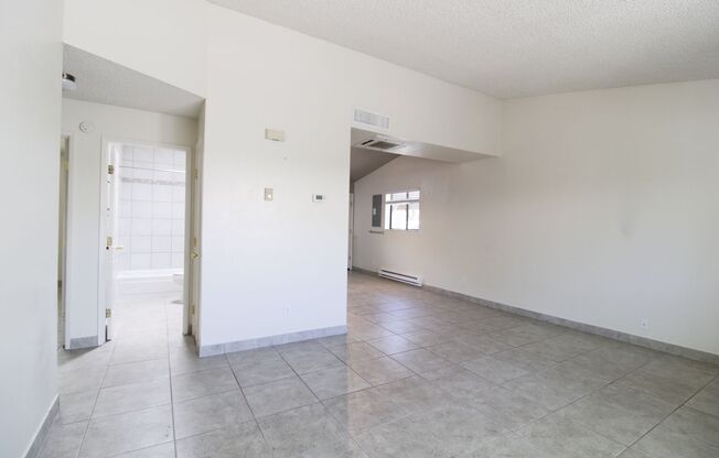 2 beds, 1 bath, $1,450, Unit 1320 N Walnut  Blvd