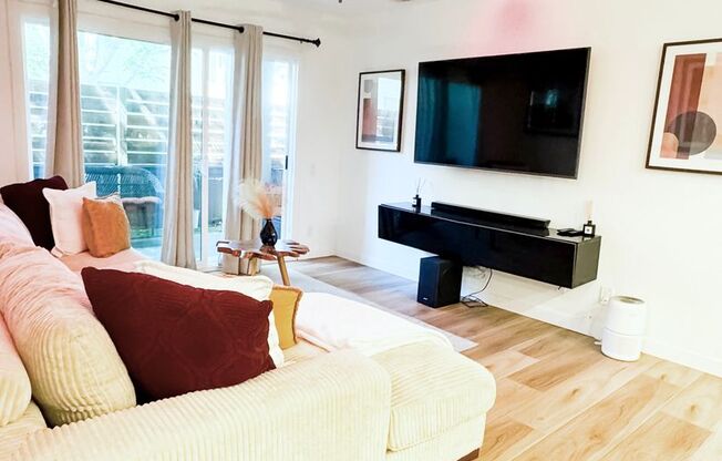 Charming Lake Forest Condo Ready for You! 2 Bed | 1 Bath | 915 SF