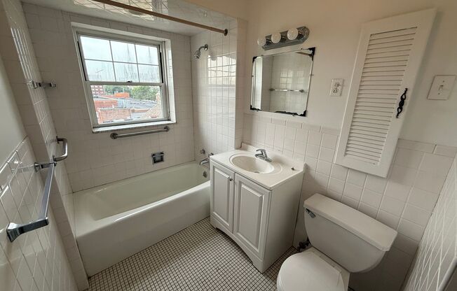 2 beds, 2 baths, 1,772 sqft, $2,200, Unit Old King Edward 61