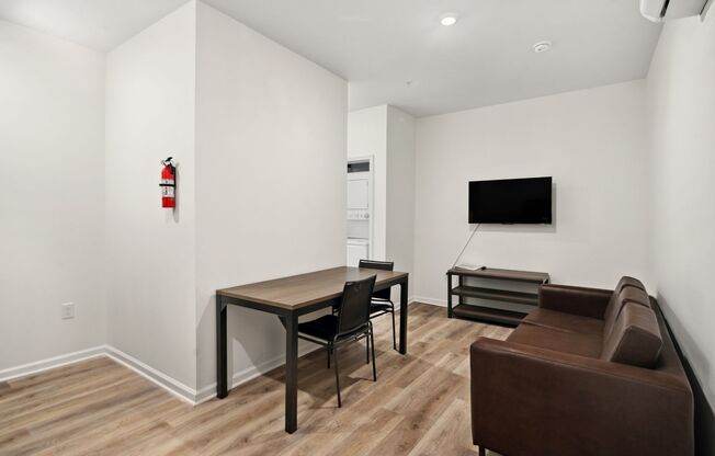 2 beds, 2 baths, 875 sqft, $1,350, Unit Unit 204