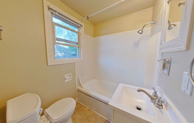 2 beds, 1 bath, $1,550, Unit 671 1/2 - 4