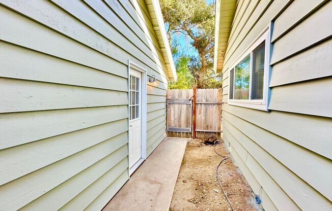 Darling Stand Alone & Detached Open Studio Layout Guest Home unit on Private Country Property in Fallbrook!