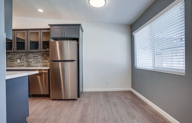 333 W Queen St