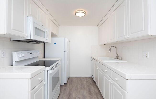 *OPEN HOUSE: 5/31 10AM-12:30PM* La Jolla 2BR with W/D and Covered Parking!