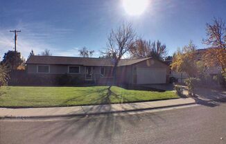 3 bedroom 2 bathroom home in West Boise available!