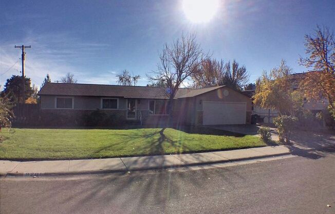 3 bedroom 2 bathroom home in West Boise available!