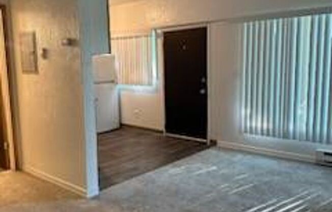 Studio, 1 bath, 400 sqft, $1,100, Unit 32