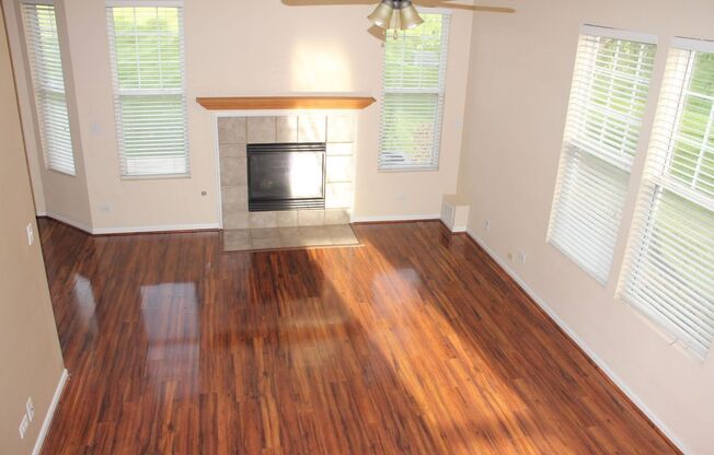 Beautiful 3 Bed/2.5 Bath Townhome Located in Carpentersville!