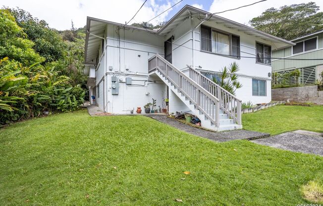 Recently Renovated 2BR/1BA/1 covered PKG in Kalihi Valley!