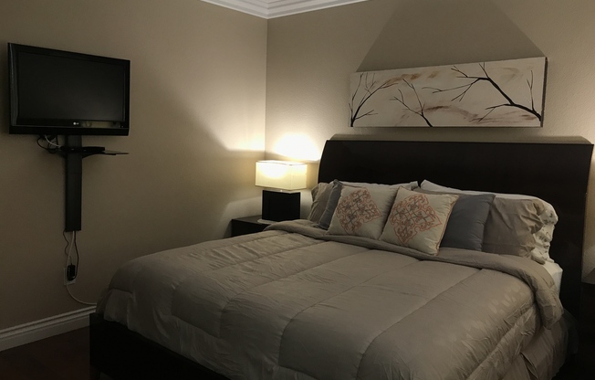 2 beds, 2 baths, $2,400, Unit # 206