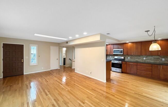 Beautiful 3BD/3BA Townhouse in Fashion Valley W/ A/C, W/D, & Community Pool!
