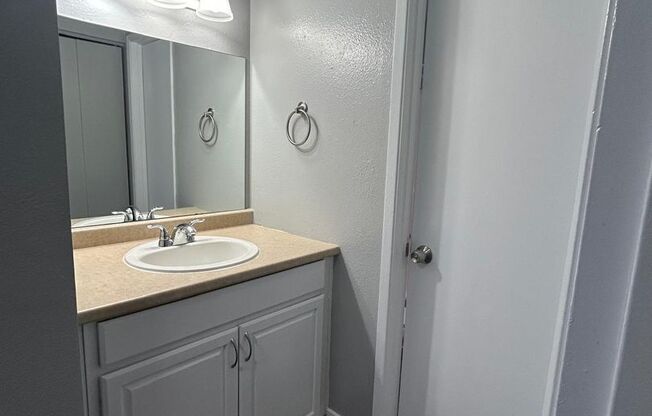 3 beds, 1 bath, 890 sqft, $1,595, Unit 505 M2