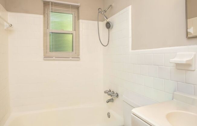 2 beds, 1 bath, 770 sqft, $1,100, Unit G5