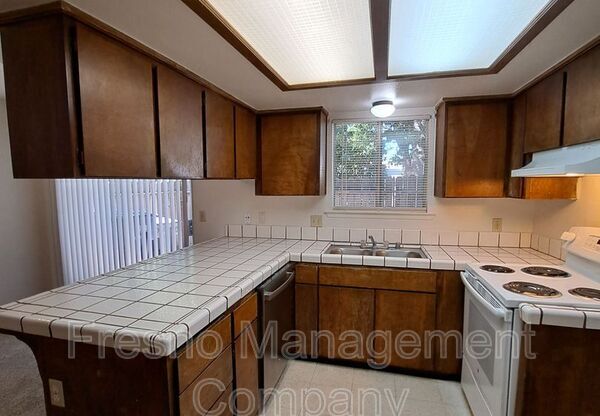 4779 N CEDAR AVE