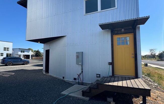 1BR, 1BA with Huge Garage