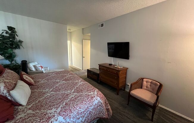 3 beds, 2 baths, $5,000, Unit # 215