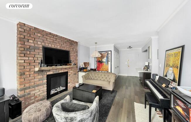 250 W 15 ST