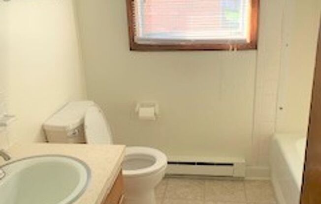 2 beds, 1 bath, 903 sqft, $1,210, Unit I-5