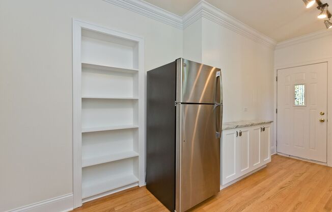 One Bedroom Apartment with In Unit Washer/Dryer