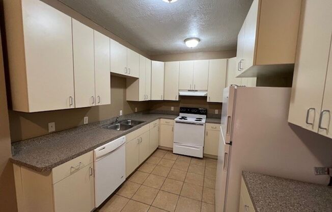 2 beds, 2 baths, 930 sqft, $875, Unit 26