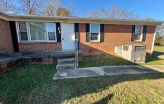 3 Bedroom Duplex near Murfreesboro City Center! *Large Carport*