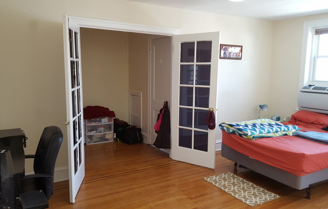 Studio, 1 bath, 275 sqft, $1,060, Unit 4G