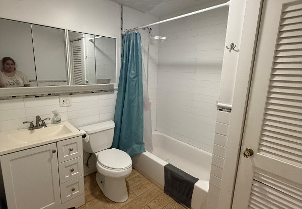 8 BERGES AVE