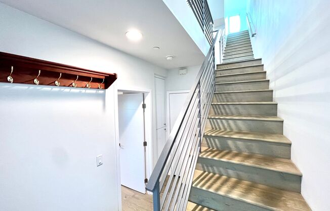 Santa Monica - Luxury Townhome w/ Loft!  (3 Bed / 3.5 Bath)