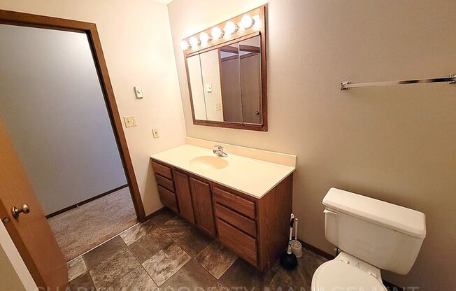 1 bed, 1 bath, 650 sqft, $849, Unit 1020 Southland Lane #06